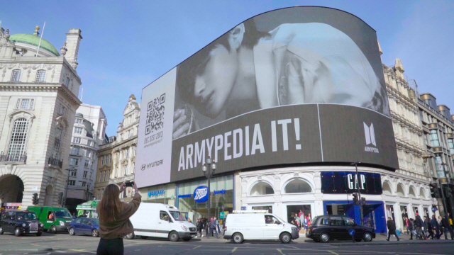 영국 런던의 중심 피카딜리서커스 전광판에 현대차가 지원한 ‘방탄소년단 글로벌 캠페인’ 티저영상이 상영되고 있다./사진제공=현대차