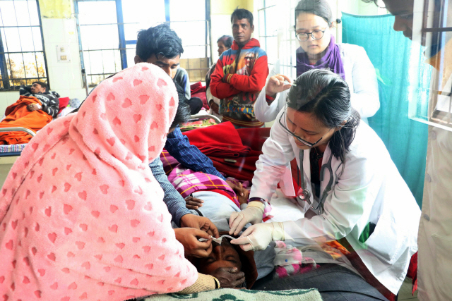 23일(현지시간) 인도 아삼주의 한 병원에서 밀주를 마시고 쓰러진 환자가 치료를 받고 있다. /아삼=EPA연합뉴스