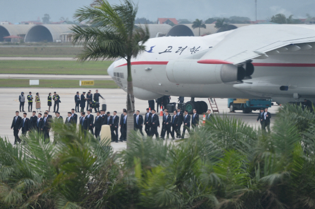 북한 경호요원들이 24일(현지시간) 베트남 하노이 노이바이공항에 도착한 북한 고려항공 수송기에서 이동장비와 물품을 옮기고 있다. /하노이=로이터연합뉴스