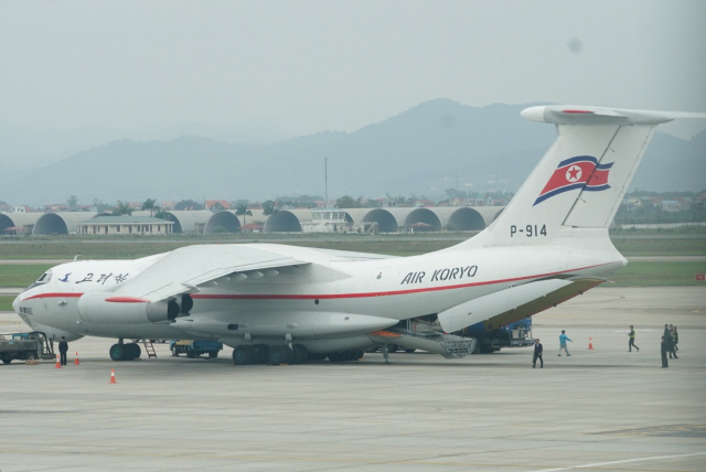 24일 베트남 하노이 노이바이 공항에 도착한 북한 고려항공 수송기에서 장비와 물품 등이 하역되고 있다. /징 제공=연합뉴스