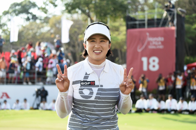 LPGA 투어 혼다 타일랜드 우승자 양희영이 24일 경기 후 손가락으로 ‘V’를 그리며 활짝 웃고 있다. /촌부리=AFP연합뉴스