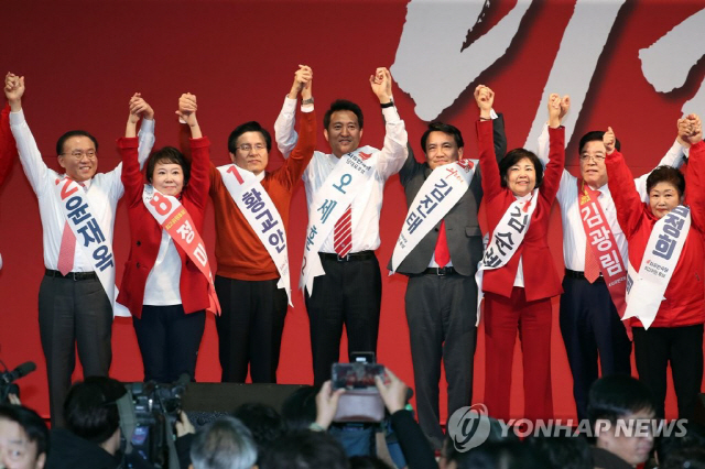 22일 오후 경기도 성남시 성남실내체육관에서 열린 자유한국당 제3차 전당대회 수도권·강원 합동연설회에서 당 대표 후보, 최고위원 후보, 청년최고위원 후보들이 당원들에게 인사하고 있다./연합뉴스