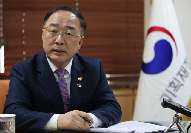 홍남기 “증권거래세 인하 검토 중…폐지는 아니다”