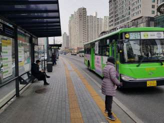 지난 10일 서울 구로구 신도림동 신도림역 앞 버스정류장에서 시민들이 버스를 기다리고 있다./방진혁기자