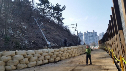 부산 낙석사고 철제 방호벽 설치/연합뉴스