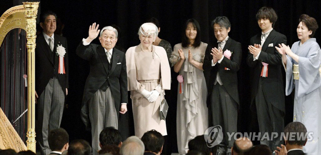 24일 일왕 재위 30년 기념식에 참석한 아베 일본 총리(왼쪽 첫번째)와 아키히토 일왕(왼쪽에서 두번째)./연합뉴스