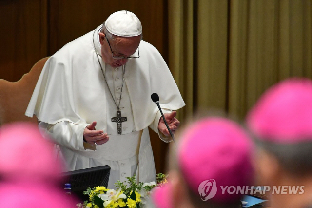 ‘가톨릭 미성년자 보호’ 회의 개막식에서 기도하는 교황/바티칸 AFP=연합뉴스