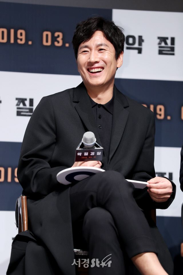 배우 이선균이 25일 서울 강남구 압구정CGV에서 열린 영화 ‘악질경찰’ 제작보고회에 참석하고 있다.