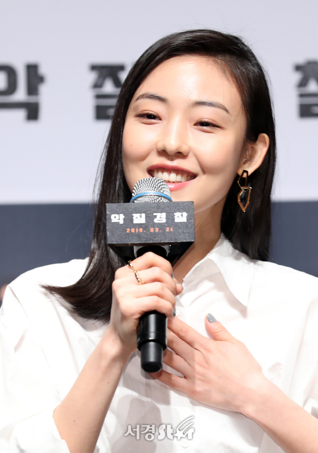 배우 전소니가 25일 서울 강남구 압구정CGV에서 열린 영화 ‘악질경찰’ 제작보고회에 참석하고 있다.
