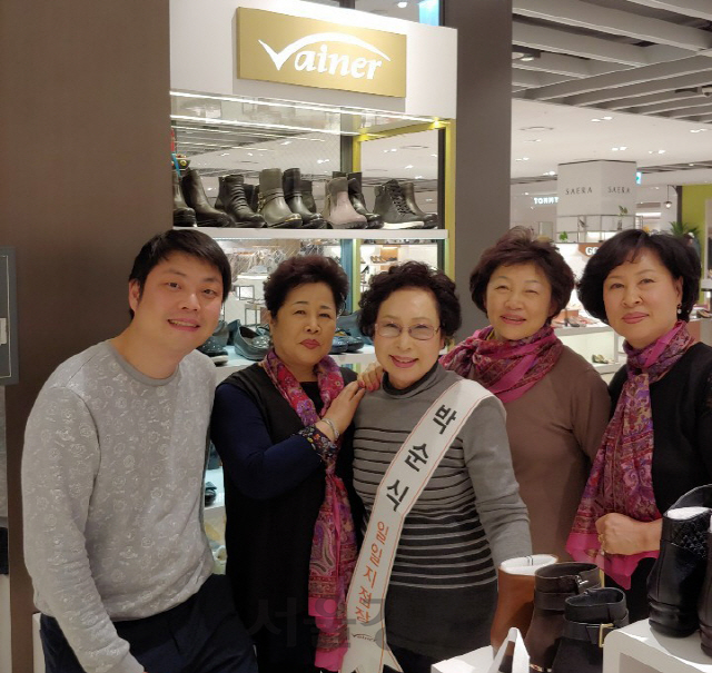 박순식(왼쪽 세번째)바이네르 명예 일일 지점장이 지난 22일 현대백화점 천호점 매장을 방문한 고객들과 기념촬영을 하고 있다. /사진제공=바이네르