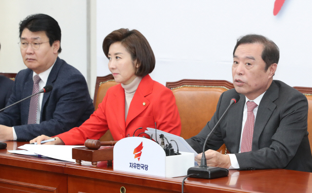 김병준 자유한국당 비대위원장(오른쪽)이 지난 21일 국회에서 열린 비상대책위원회에서 발언하고 있다./연합뉴스