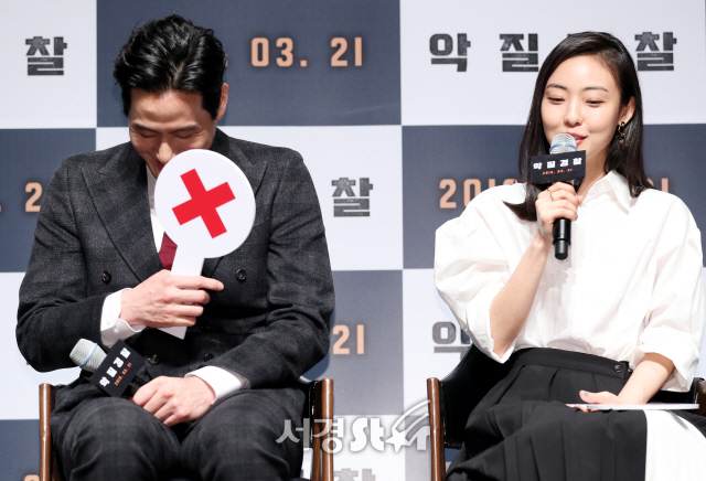 배우 전소니, 박해준이 25일 서울 강남구 압구정CGV에서 열린 영화 ‘악질경찰’ 제작보고회에 참석하고 있다.
