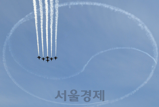 공군 특수비행팀 블랙이글스가 25일 서울 광화문 상공에서 '제100주년 3·1절 중앙기념식'을 위한 연습 비행을 실시하고 있다./오승현기자