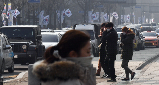 수도권을 비롯한 전국 곳곳에 초미세먼지주의보가 발령된 25일 서울 광화문광장에서 마스크를 쓴 시민들이 발걸음을 재촉하고 있다. 초미세먼지는 호흡기에서 걸러지지 않고 허파꽈리까지 침투하기 때문에 미세먼지보다 인체에 해롭다./오승현기자