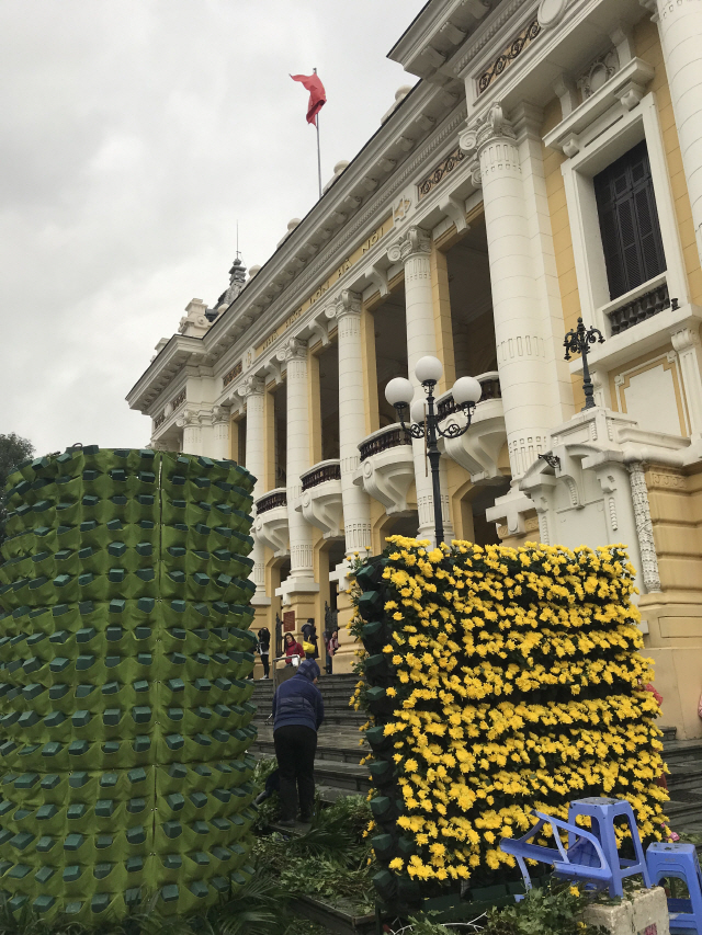 북미 정상이 오는 27일 밤 함께 방문할 수 있는 베트남 하노이 오페라하우스에 25일 오전 꽃 장식물 설치가 한창 진행되고 있다. /이태규기자
