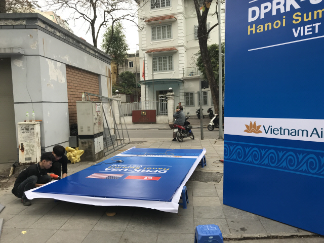 지난 24일 오후 베트남 하노이 시내에 북미 정상회담을 알리는 팻말 설치 작업이 한창 진행되고 있다. /이태규기자