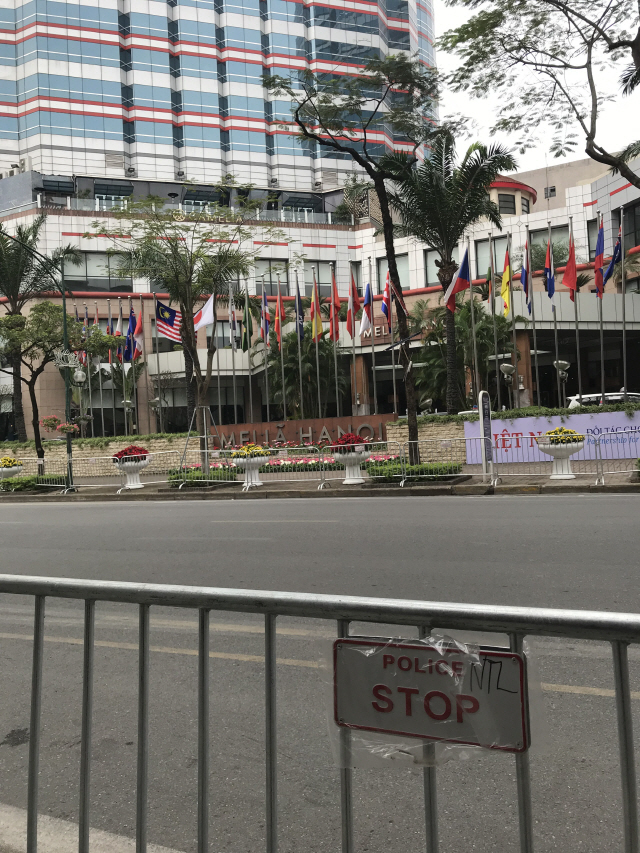 24일 오후 김정은 북한 국무위원장 숙소로 거론되는 하노이 호텔 앞에 팬스가 설치돼 있다. /이태규기자