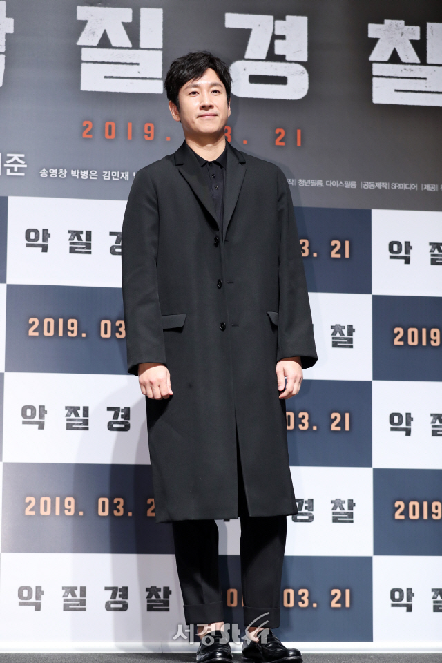 배우 이선균이 25일 서울 강남구 압구정CGV에서 열린 영화 ‘악질경찰’ 제작보고회에서 포즈를 취하고 있다.