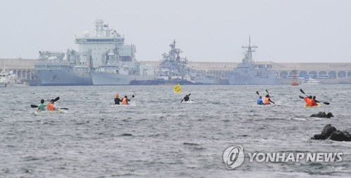 제주지방법원 형사3단독 신재환 부장판사는 카약을 타고 제주해군기지 공사 현장에 들어가 공사를 방해한 혐의(특수공무집행방해 등)로 재판에 넘겨진 신모(61)씨에 대해 징역 1년에 집행유예 2년을 선고했다. 사진은 기사 내용과 직접적인 관련이 없습니다./연합뉴스