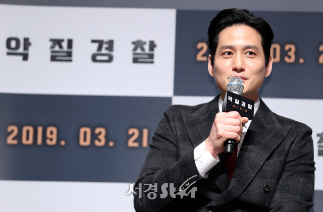 배우 박해준이 25일 서울 강남구 압구정CGV에서 열린 영화 ‘악질경찰’ 제작보고회에 참석하고 있다.