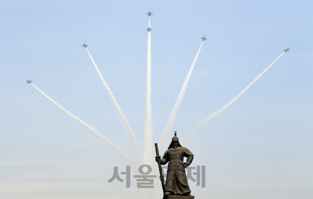 공군 특수비행팀 블랙이글스가 25일 서울 광화문 상공에서 '제100주년 3·1절 중앙기념식'을 위한 연습 비행을 실시하고 있다./오승현기자