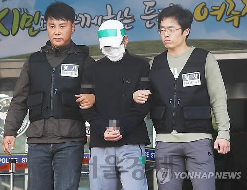 허모(가운데)씨가 2017년 11월 경기 여주경찰서에서 나오고 있다. /연합뉴스