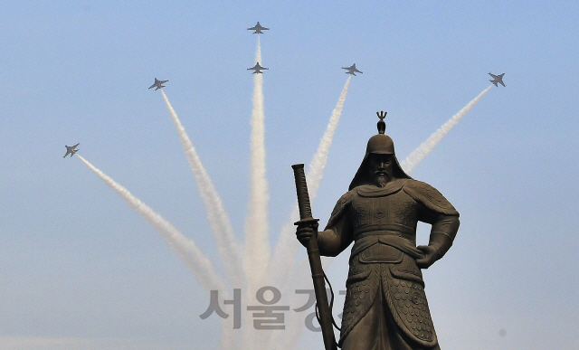 공군 특수비행팀 블랙이글스가 25일 서울 광화문 상공에서 '제100주년 3·1절 중앙기념식'을 위한 연습 비행을 실시하고 있다./오승현기자