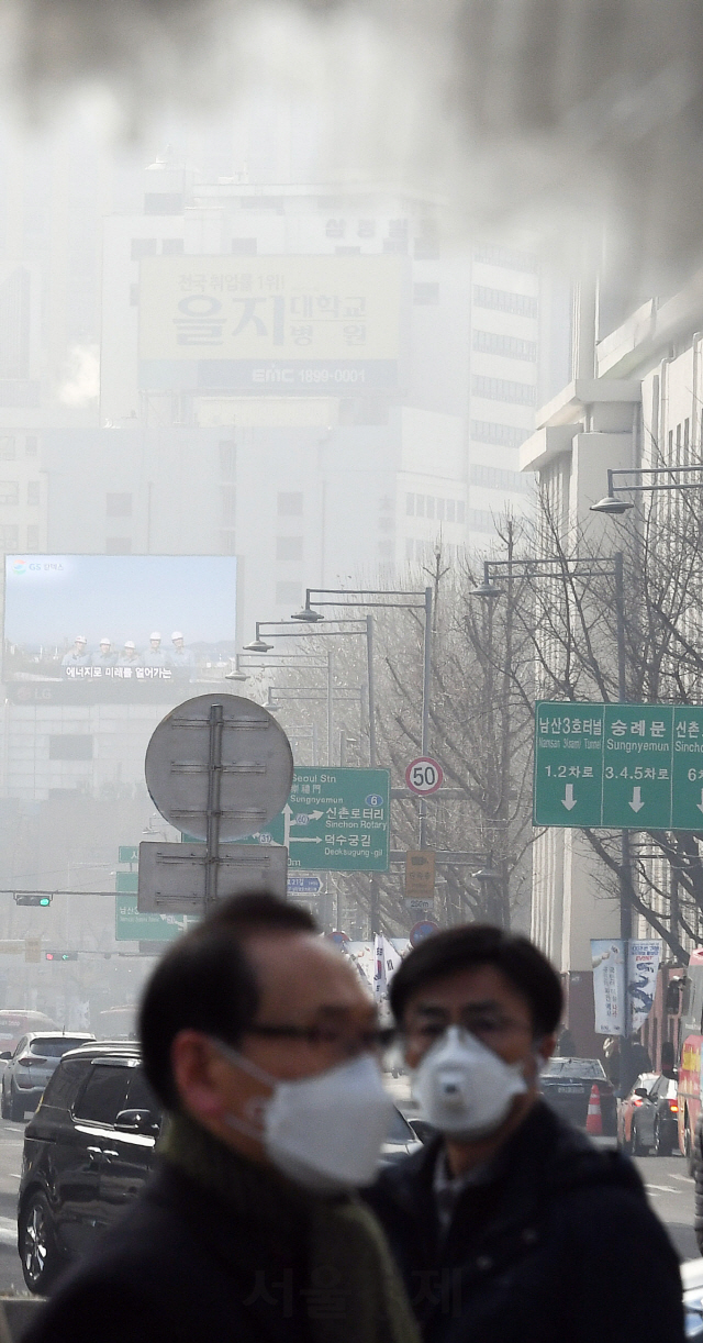 수도권을 비롯한 전국 곳곳에 초미세먼지주의보가 발령된 25일 서울 광화문광장에서 마스크를 쓴 시민들이 발걸음을 재촉하고 있다. 초미세먼지는 호흡기에서 걸러지지 않고 허파꽈리까지 침투하기 때문에 미세먼지보다 인체에 해롭다./오승현기자