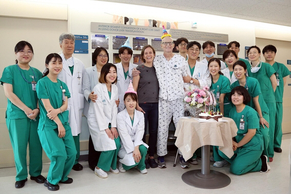 서울아산병원에서 간이식 수술을 받은 찰스 카슨이 지난 22일 마흔여섯번째 생일을 맞아 아내 헤이디 카슨과 의료진이 축하하고 있다. /사진제공=서울아산병원