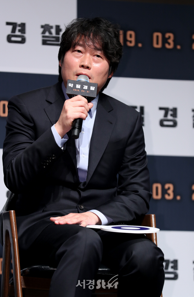 이정범 감독이 25일 서울 강남구 압구정CGV에서 열린 영화 ‘악질경찰’ 제작보고회에 참석하고 있다.