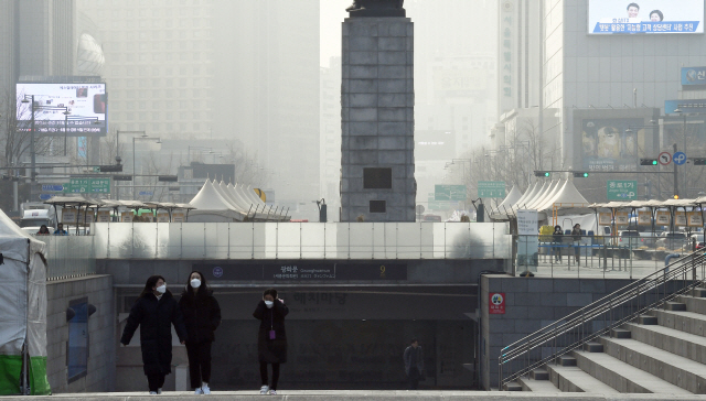 수도권을 비롯한 전국 곳곳에 초미세먼지주의보가 발령된 25일 서울 광화문광장에서 마스크를 쓴 시민들이 발걸음을 재촉하고 있다. 초미세먼지는 호흡기에서 걸러지지 않고 허파꽈리까지 침투하기 때문에 미세먼지보다 인체에 해롭다./오승현기자