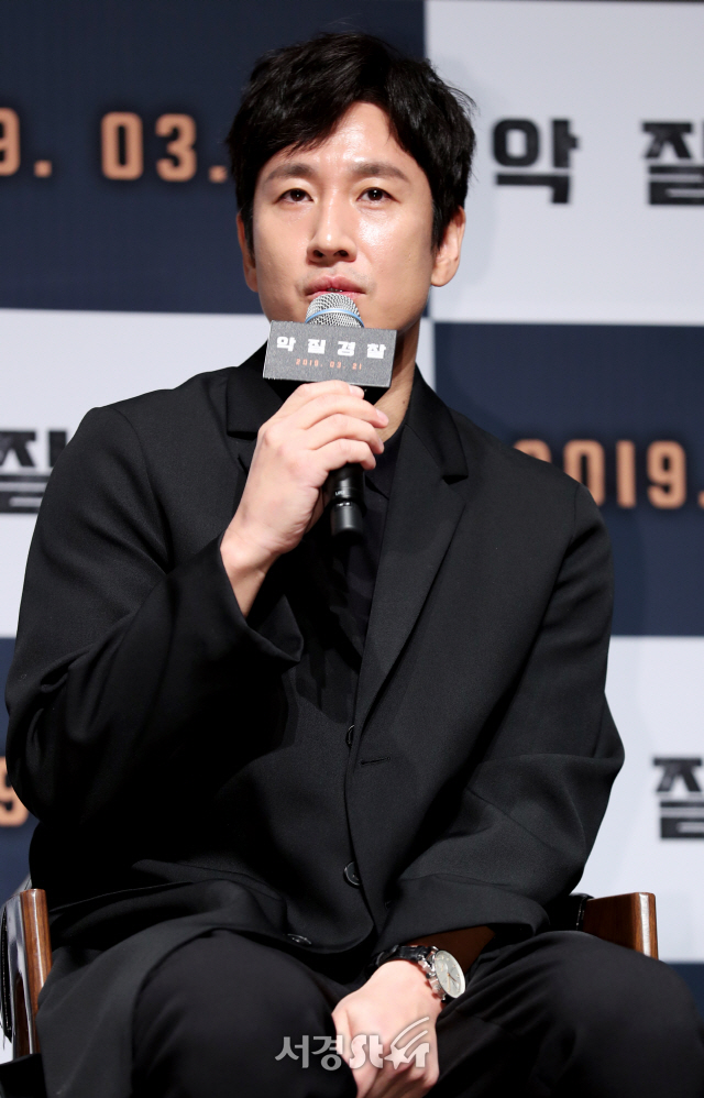 배우 이선균이 25일 서울 강남구 압구정CGV에서 열린 영화 ‘악질경찰’ 제작보고회에 참석하고 있다.