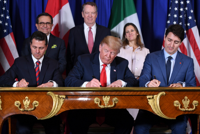 지난해 11월30일(현지시간) 주요20개국(G20) 정상회의가 열린 아르헨티나의 부에노스아이레스에서 엔리케 페냐 니에토(왼쪽부터) 멕시코 당시 대통령, 도널드 트럼프 미국 대통령, 쥐스탱 트뤼도 캐나다 총리가 새 무역협정인 ‘미국·멕시코·캐나다합의(USMCA)’에 서명하고 있다. /부에노스아이레스=AFP연합뉴스