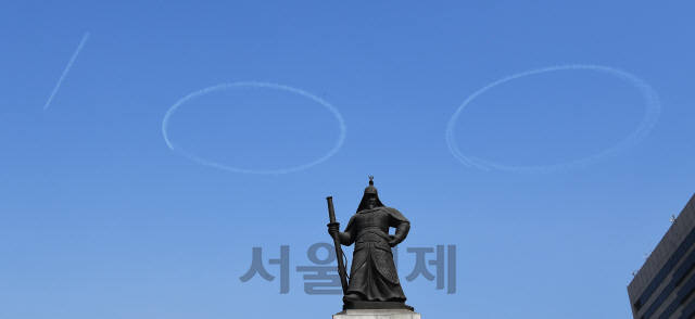 공군 특수비행팀 블랙이글스가 25일 서울 광화문 상공에서 '제100주년 3·1절 중앙기념식'을 위한 연습 비행을 실시하고 있다./오승현기자