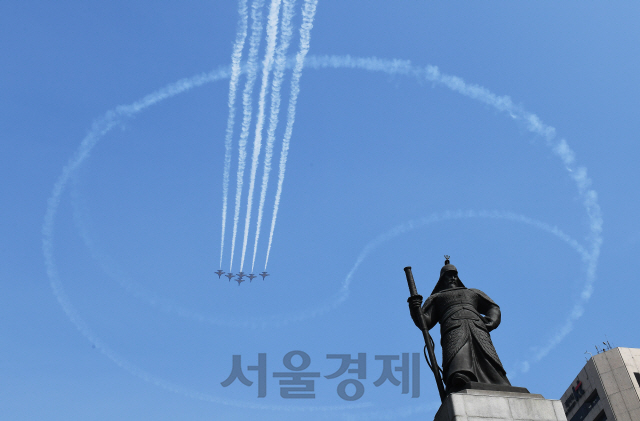 공군 특수비행팀 블랙이글스가 25일 서울 광화문 상공에서 '제100주년 3·1절 중앙기념식'을 위한 연습 비행을 실시하고 있다./오승현기자