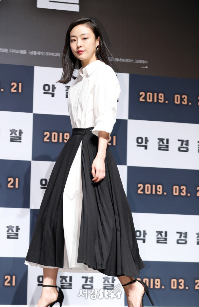 배우 전소니가 25일 서울 강남구 압구정CGV에서 열린 영화 ‘악질경찰’ 제작보고회에서 포즈를 취하고 있다.