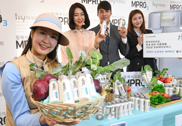 25일 서울 중구 프레스센터에서 한국야쿠르트가 ‘장케어 프로젝트 MPRO3’ 제품을 선보이고 있다. 이 제품은 캡슐 형태의 ‘프로바이오틱스’와 액상 형태의 ‘프리바이오틱스’를 한 병에 담았다./성형주기자