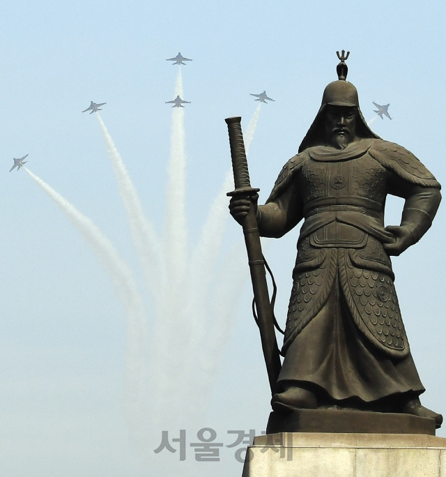 공군 특수비행팀 블랙이글스가 25일 서울 광화문 상공에서 '제100주년 3·1절 중앙기념식'을 위한 연습 비행을 실시하고 있다./오승현기자