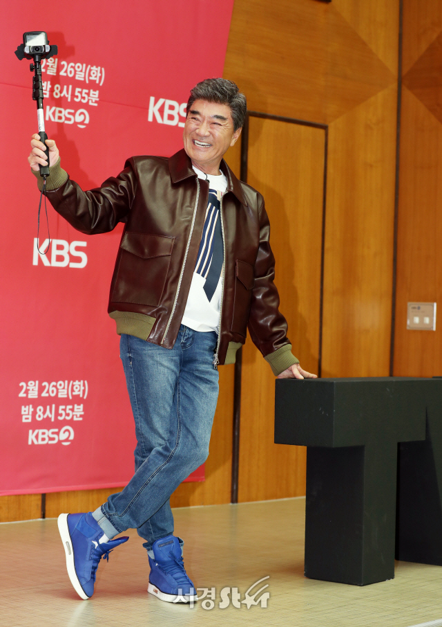 배우 이덕화가 25일 오후 서울 영등포구 KBS신관 5층 국제회의실에서 열린 KBS2TV ‘덕화티비’ 제작발표회에 참석하고 있다.