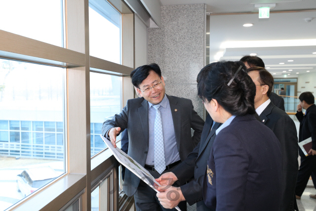 김경규(왼쪽) 농진청장이 25일 전북 김제시 종자산업진흥센터에서 민간육종연구단지 입주기업 대표들을 만나 애로사항과 발전방향 등에 대한 논의를 하고 있다. /사진제공=농촌진흥청