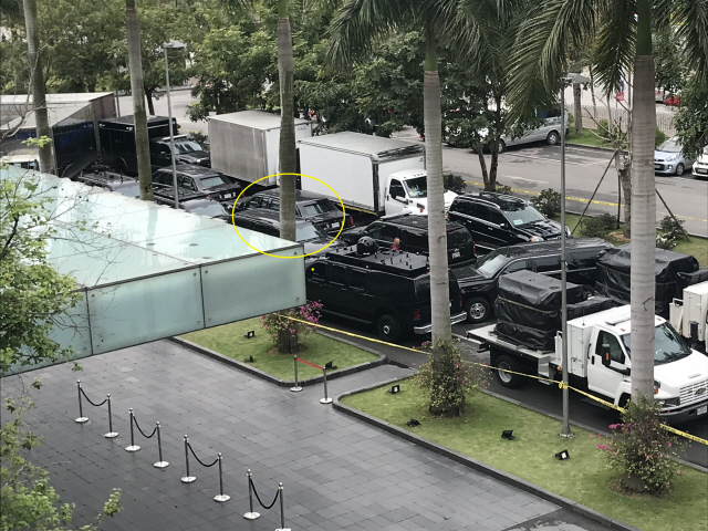 도널드 트럼프 미국 대통령의 전용 의전차량인 캐딜락 원, 이른바 ‘비스트(노란색 원)’가 베트남 하노이 매리엇호텔 정문 앞 주차장에 세워져 있다.  /하노이=이태규기자