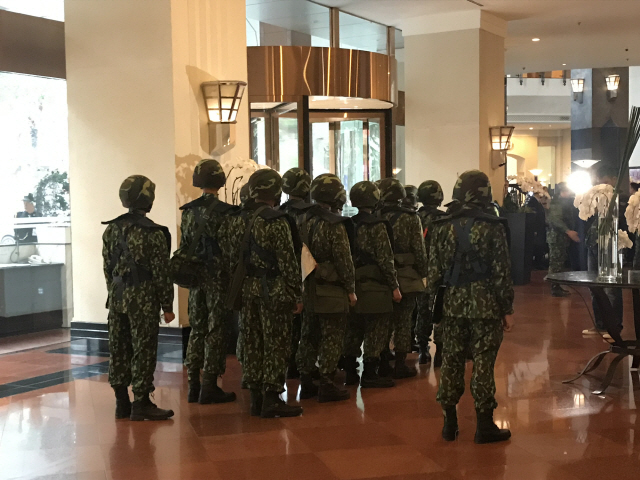 김정은 북한 국무위원장의 숙소로 유력한 베트남 하노이 멜리아 호텔 로비에 무장한 베트남 군인들이 도열해 있다. /하노이=이태규기자
