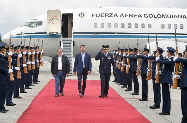 베네수엘라 임시 대통령을 자처한 후안 과이도 국회의장이 24일(현지시간) 리마그룹 회의에 참석하기 위해 콜롬비아 공항에 도착한 뒤 이동하고 있다. /AFP연합뉴스