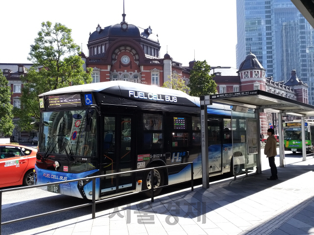 지난 22일(현지시간) 일본 도쿄역 앞 버스정류장에 오다이바까지 운행하는 수소연료 전용 시내버스가 정차하고 있다. /도쿄=박민주기자