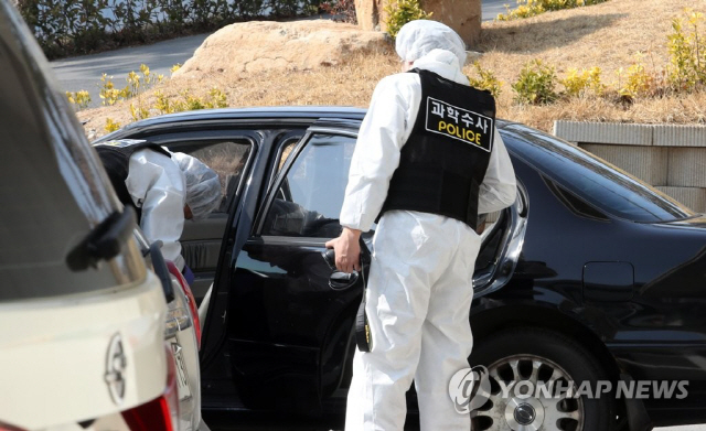 25일 오후 전남 여수시의 한 리조트 내부에서 일가족 4명이 숨진채 발견돼 경찰이 현장 감식을 벌이고 있다./연합뉴스