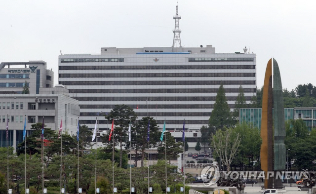 26일 국방부는 더불어민주당과의 당정협의회에서 군이 사유지를 무단으로 점거한 문제를 해결해나가겠다고 밝혔다. 이를 위해 국방부는 무단점유 사실을 해당 소유자에게 통보하고 이를 배상하는 절차를 밟을 예정이다. 사진은 국방부 전경. /연합뉴스