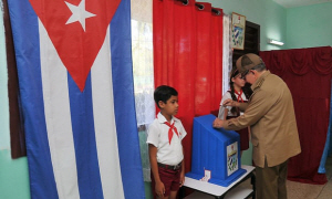 25일(현지시간) 쿠바 국민이 헌법 개정안에 대한 찬반 투표를 하고 있다. /EPA연합뉴스