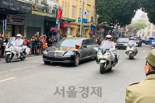 26일 하노이 오페라하우스 앞에서 하노이 시민들이 김정은 북한 국무위원장이 탑승한 차량을 환영하고 있다./하노이=정영현기자
