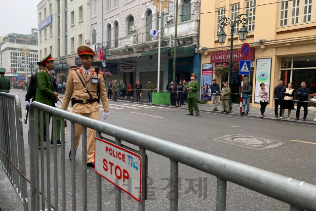 26일 오전 베트남 공안 등 경호 인력들이 오페라하우스 인근 도로변에서 시민들의 이동을 통제하고 있다./하노이=정영현기자
