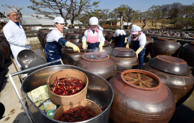 포근한 봄 날씨를 보인 26일 경기도 안성시 일죽면 서일농원에서 관계자들이 장 담그는 날을 맞아 된장, 고추장 등 장을 담그며 봄을 맞이하고 있다./오승현기자